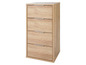 Une commode en bois avec quatre tiroirs