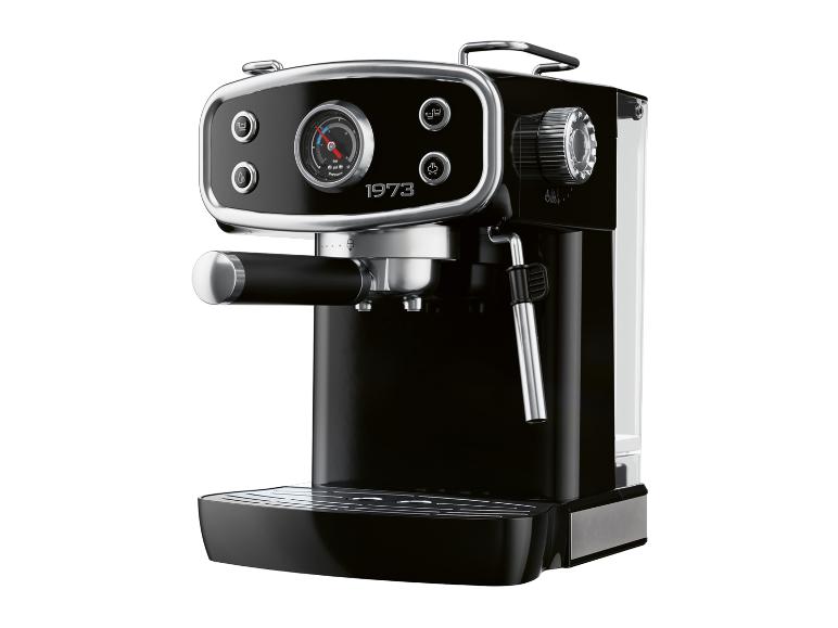 Machine à café rétro avec manomètre et buse vapeur, noire avec détails chromés.