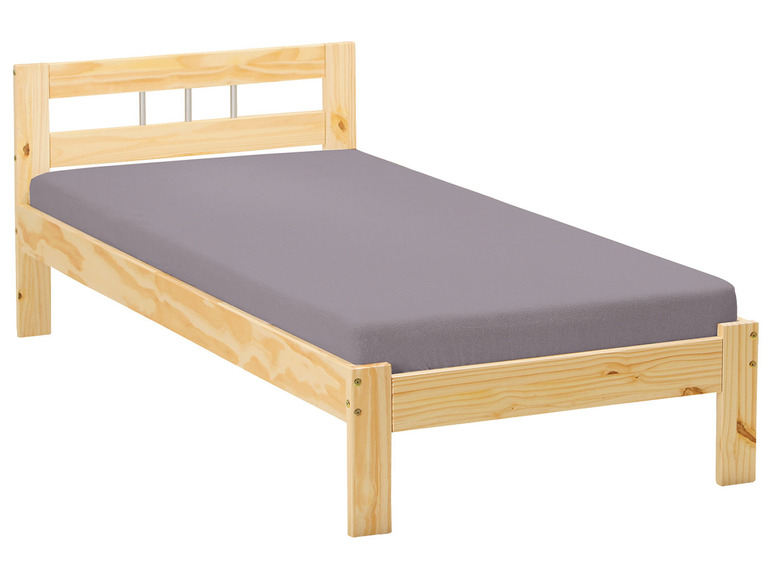 Un cadre de lit en bois avec un matelas gris.