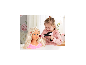 Une jeune fille coiffe la tête à coiffer Charlene de Bayer Design avec un sèche-cheveux jouet.