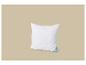 Oreiller blanc matelassé avec étiquette bleue sur fond beige.