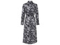 Une robe maxi noire à imprimé floral blanc.