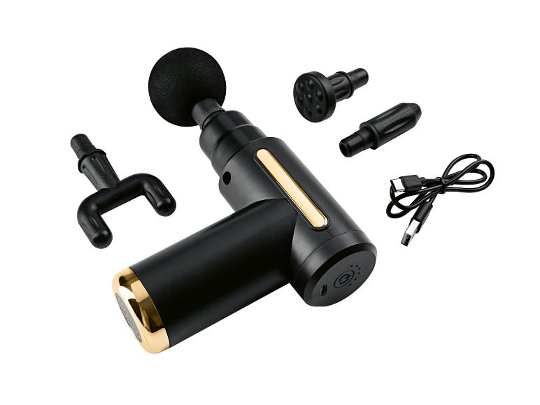 Pistolet de massage noir et doré avec quatre têtes interchangeables et un câble de chargement USB.
