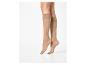 Jambes de femme avec des chaussettes montantes couleur chair sur fond blanc.