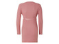Une robe en tricot rose à manches longues avec une ceinture.