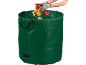 Sac vert pour déchets de jardin avec feuilles d'automne et mains gantées