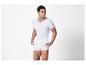 Homme portant un t-shirt et caleçon blancs.
