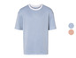 Un t-shirt à rayures à manches courtes.