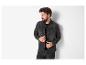Un homme portant une chemise en jean et un jean noirs.