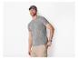 Homme portant un t-shirt gris, un pantalon cargo beige et une casquette grise