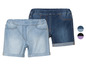 Deux paires de shorts en jean bleu avec ourlet roulé.