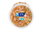 Crevettes à l'huile d'ail et d'herbes dans un emballage rond en plastique.
