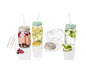 Bouteilles en verre à boire avec différentes infusions de fruits et pailles.