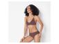 Une femme portant un soutien-gorge et une culotte marrons.