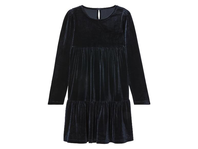 Une robe en velours bleu foncé à manches longues.