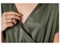 Robe portefeuille en satin vert olive et bague élégante.