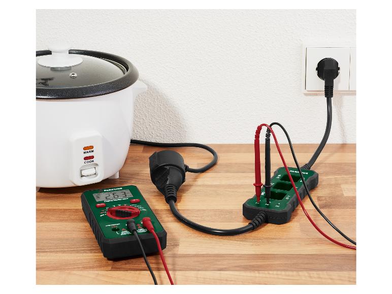 Un multimètre numérique Parkside avec des pointes de test, des pinces de test et une prise pour une cuiseur à riz.