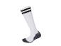 Chaussettes de sport blanches à rayures noires.