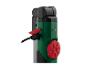 Batterie d'outil sans fil Bosch verte en cours de charge avec un câble noir.
