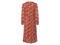 Une longue robe orange à imprimé floral.