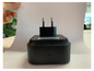 Un répéteur Wi-Fi Xiaomi noir avec prise.