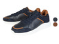 Des baskets en daim bleu avec une semelle blanche et des accents marrons.