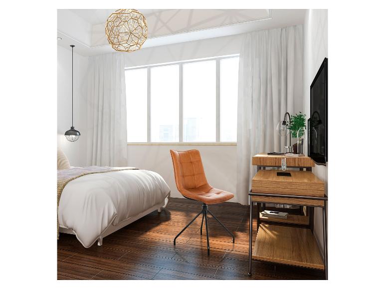 Chambre avec lit blanc, chaise marron et meuble en bois avec télévision.
