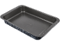 Plat de cuisson rectangulaire avec extérieur foncé moucheté et revêtement antiadhésif gris.