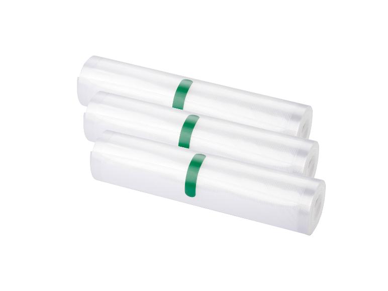 Trois rouleaux de film d'emballage sous vide.
