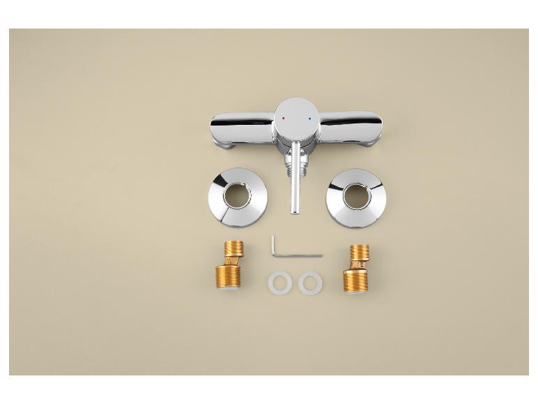 Mitigeur de douche chromé avec accessoires, y compris raccords excentriques et rosaces.