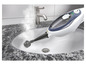 Un nettoyeur vapeur avec une tête de brosse est utilisé pour nettoyer un lavabo.