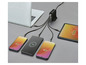 Un ordinateur portable, une tablette et des smartphones en cours de charge avec un chargeur.
