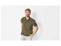 Modèle masculin portant un polo vert olive et un pantalon beige.
