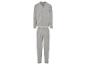 Un pyjama gris à manches longues et un pantalon long.