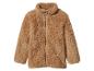 Veste moelleuse marron clair avec fermeture éclair sur fond blanc.