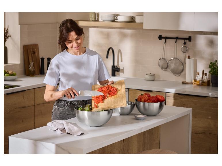 Set de bols premium en acier inoxydable SILVERCREST® utilisé pour préparer une salade