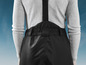 Pantalon noir avec bretelles pour le ski.