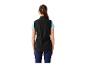 Veste noire et leggings foncés pour femme.