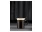 Tasse à café en verre et métal avec poignée noire, sur fond sombre.