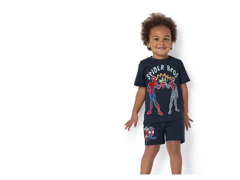 Garçon en t-shirt et short bleu marine avec motifs 'Spider Bros' et 'Spider-Man'.