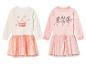 Deux robes de fille avec jupe en tulle, l'une avec un imprimé couronne, l'autre avec des ballerines.