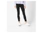 Léggins noirs et baskets blanches : un look décontracté.
