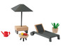 Un ensemble de jouets en bois avec une chaise longue, un parasol, un barbecue et une plante.