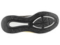 La semelle d'une chaussure de sport noire avec un accent blanc