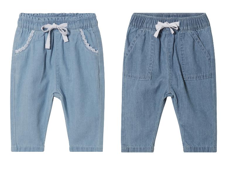Deux paires de jeans bleus pour bébés, l'un avec des détails en dentelle.