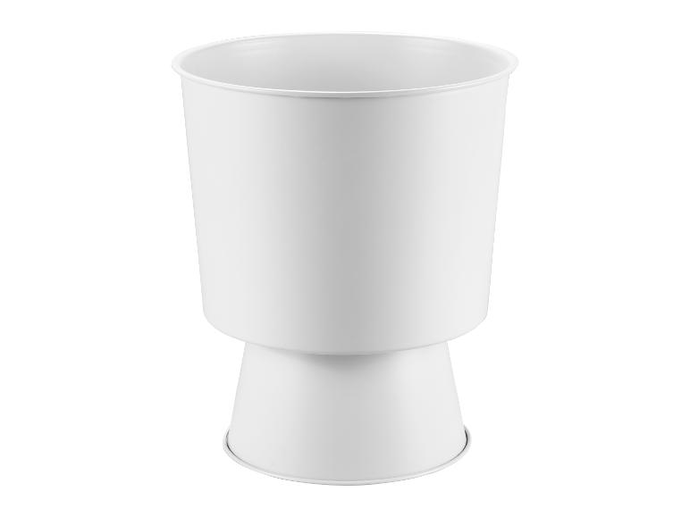 Pot de fleurs en métal blanc avec une base piédestal