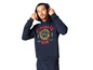 Un homme portant un sweat-shirt bleu avec un imprimé Stranger Things.