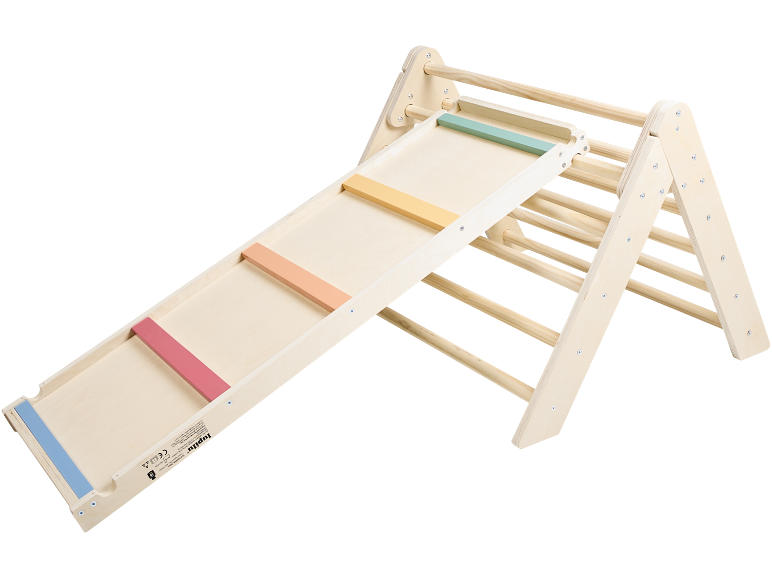 Cadre d'escalade en bois avec toboggan et barreaux colorés pour enfants.