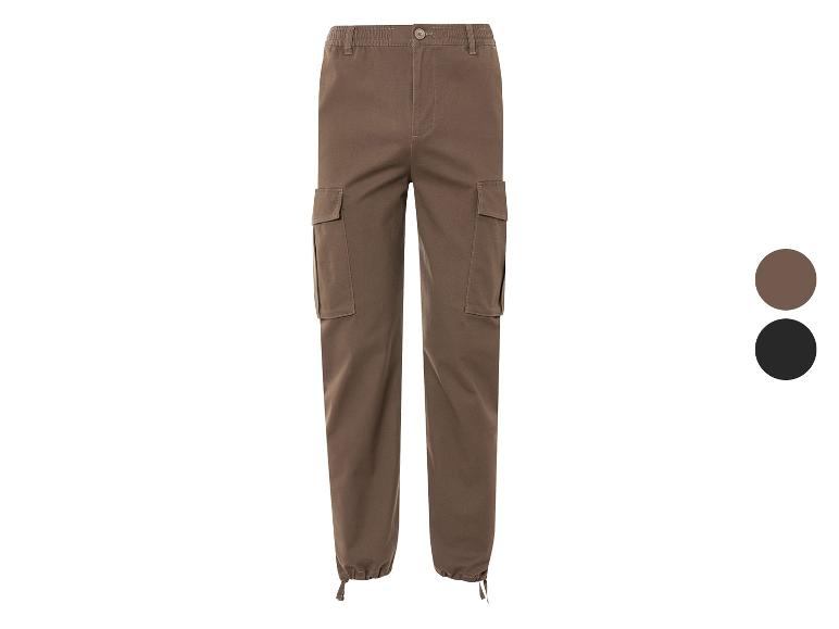 Pantalon cargo marron avec cordon de serrage.