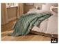 Couverture verte LIVARNO® drapée sur le lit dans la chambre. [image générée par l'IA]